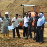 Kunjungan lapangan Komisi III DPRD Kuningan saat meninjau lokasi pembangunan Waduk Kuningan usai melihat kawasan Situ Cariang di Desa Cibingbin Kuningan.